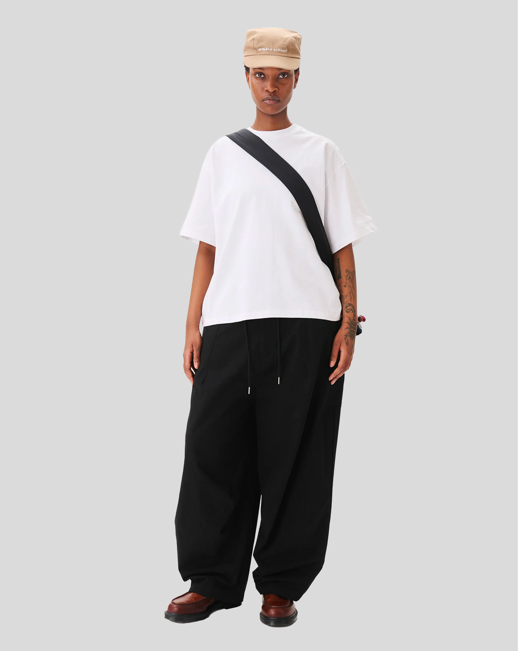 Estudio Niksen - Signature Crop - White